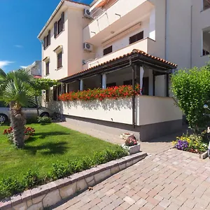 https://apartments-dujmovic-ivo-2.primorje-gorskikotar.com